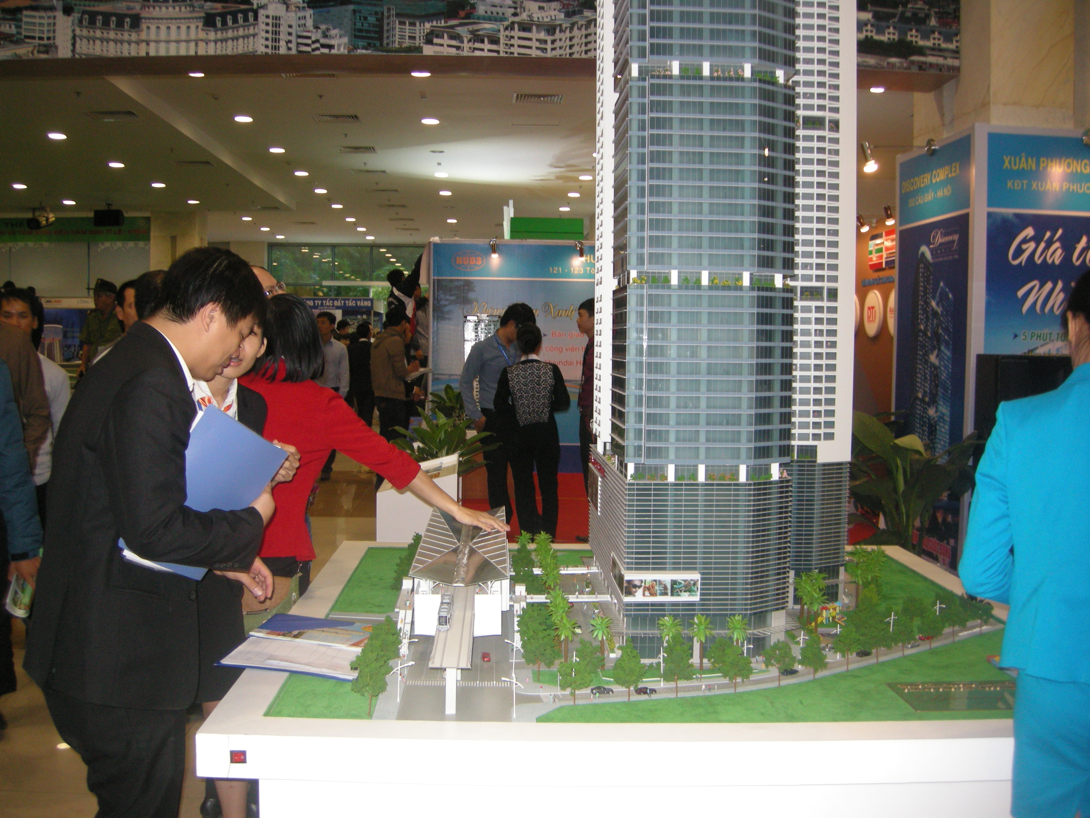 Second real estate auction session opens in Hanoi