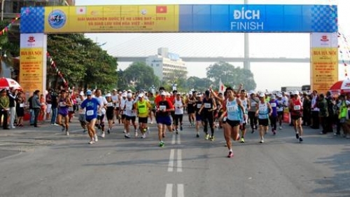 2013年下龙湾国际马拉松赛在越南广宁省举行
