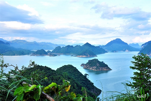 Une baie d Ha long terrestre à Hoa Binh