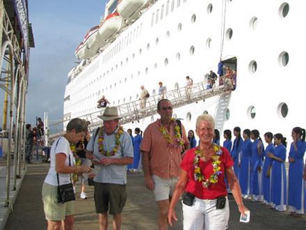 Over 6 1 million foreigners visit Vietnam so far this year