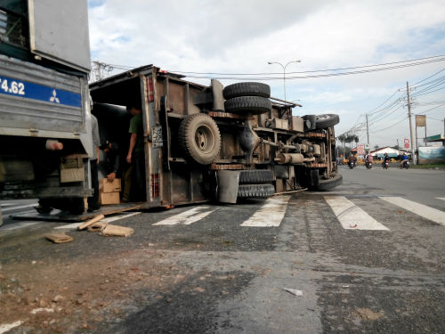 Ôm cua gấp, xe tải lật ngang giữa quốc lộ