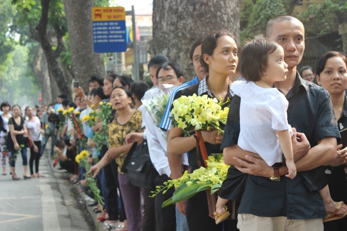 Lines of people pay tribute Gen Vo Nguyen Giap