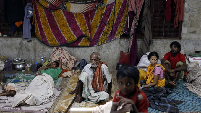 Cyclon Phailin leaves 7 dead and forces millions to evacuate in India