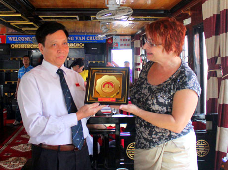 广宁省领导人礼节性会见捷克议会参议院副主席