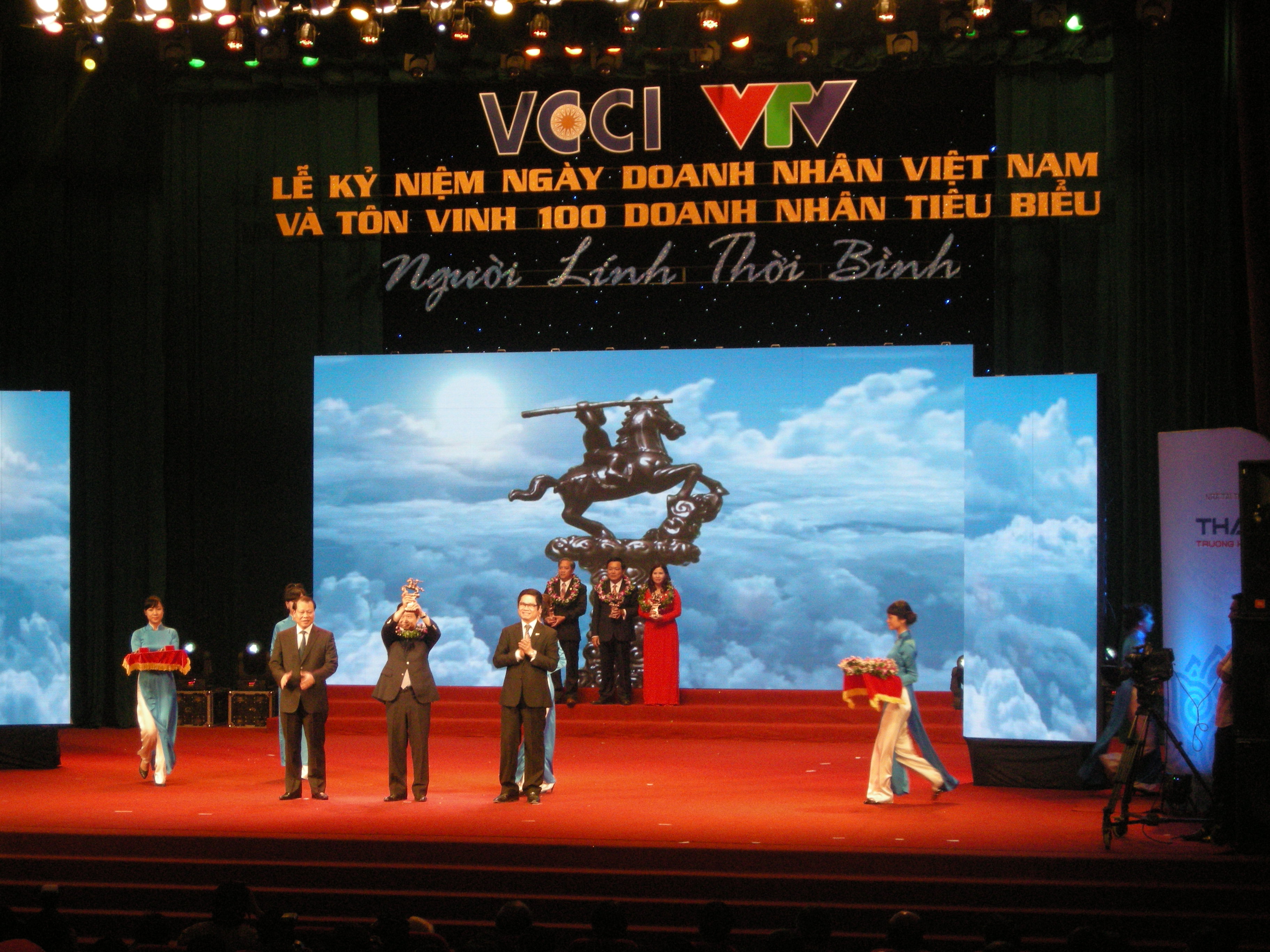 Thanh Giong Cup presented to over 100 Vietnamese entrepreneurs