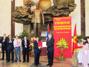 Le Musée Hô Chi Minh reçoit des documents historiques sur les relations Vietnam-Russie