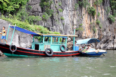 Collecting ideas for regulations on service activities in Ha Long bay
