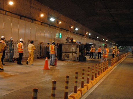 Xe tải lật nhào trong hầm vượt sông lớn nhất Đông Nam Á