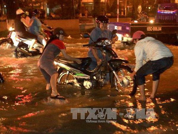 Triều cường dâng cao nhiều tuyến đường trên địa bàn TP Cần Thơ ngập sâu trong nước