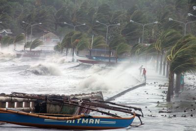 Philippines le puissant typhon Haiyan a fait au moins 100 morts