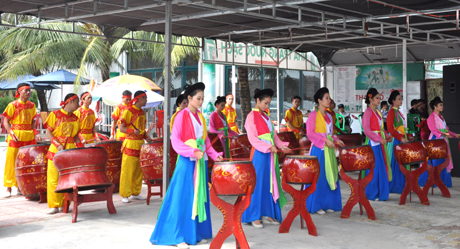 双子星号豪华游轮将1200名游客送达下龙湾