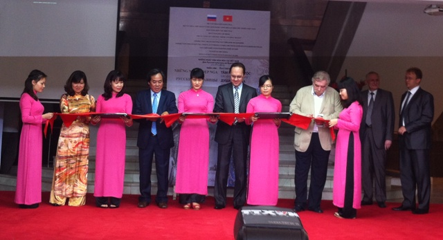 Exhibition on traditional Russian costumes opens in Hanoi