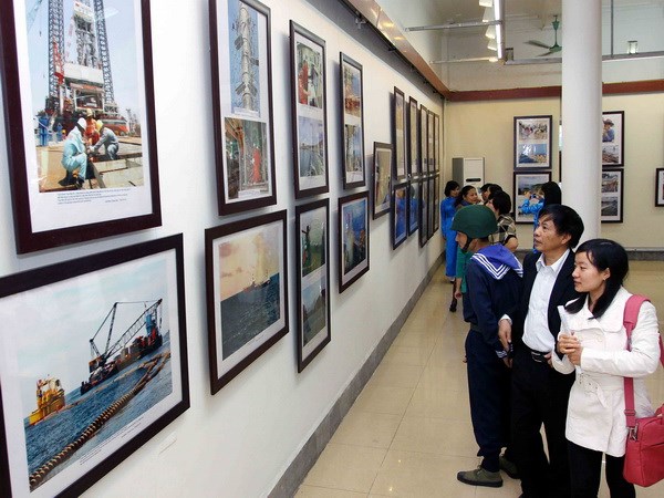 Photo exhibition on sea and islands opens in Hanoi