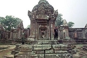 Cambodian, Thai commanders vow to avoid clashes