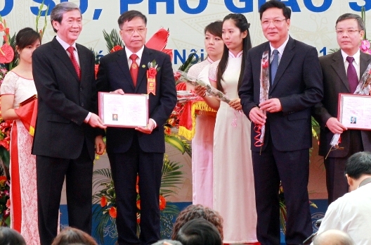 Trao Giấy chứng nhận chức danh cho 571 giáo sư, phó giáo sư