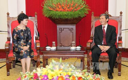 Đồng chí Đinh Thế Huynh tiếp đoàn Hội Nhà văn Trung Quốc