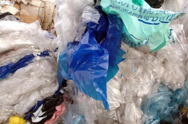 Environnement la Commission européenne veut limiter l usage des sacs en plastique