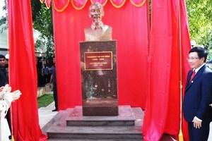 Inauguration d’un buste du Président Ho Chi Minh au Sri Lanka