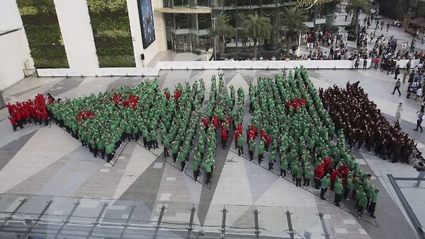 Thailand sets record for largest human Christmas tree