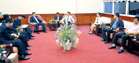 朝鲜《劳动新闻》代表团访问广宁省