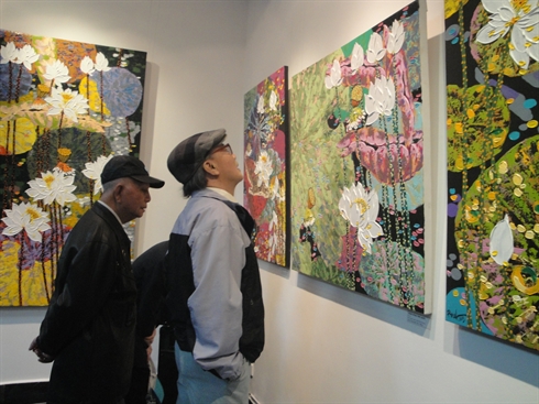 Peinture  le lotus vietnamien exposé dans l espace italien à Hanoi