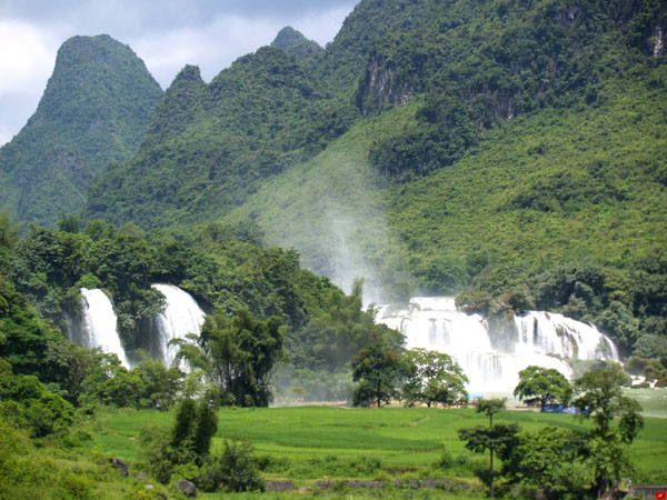 Building Ban Gioc waterfall as Cao Bang’s major attraction