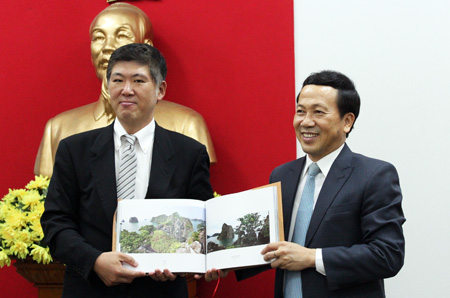 日本大阪行政和经济研究协会代表团赴广宁省了解投资商机