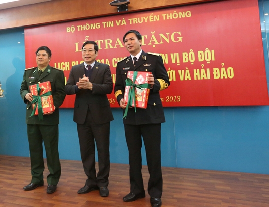 Tặng lịch blốc cho Bộ đội Biên phòng và Hải quân