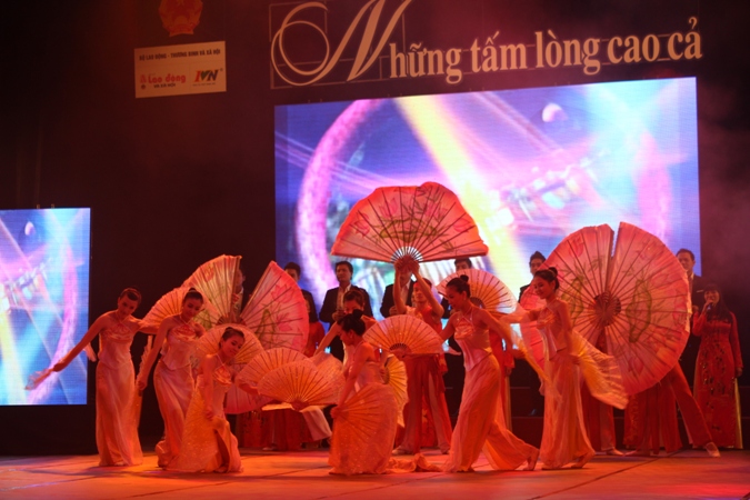 Chương trình giao lưu nghệ thuật  Những tấm lòng cao cả 2013