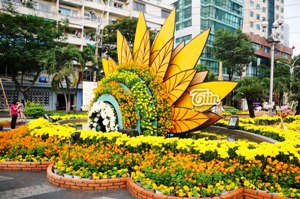 Ho Chi Minh-Ville le Don ca tài tu s’invite aux floralies de la rue Nguyên Huê