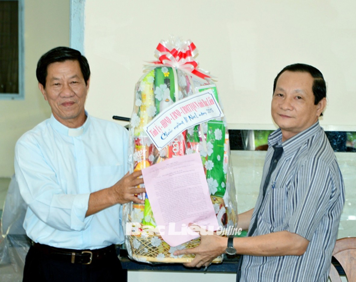 Lãnh đạo tỉnh thăm, chúc mừng Giáng sinh năm 2013