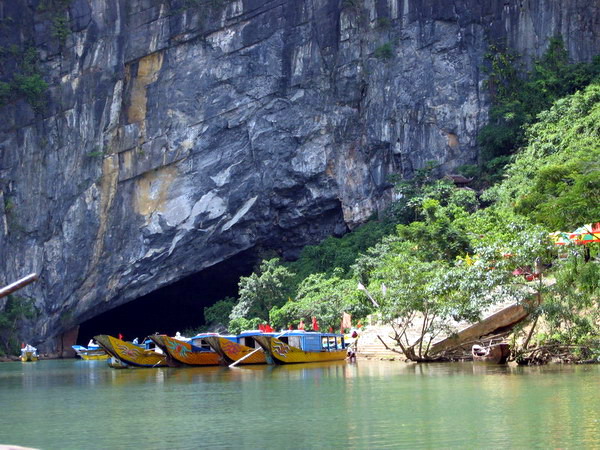 Quang Binh welcomes 1 1 million tourists in 2013