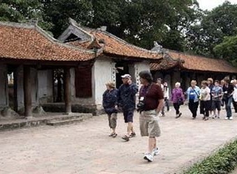 Hanoi greets 2 58 million foreign tourists in 2013