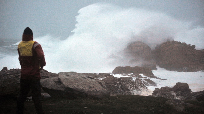 Storm hits Britain and France
