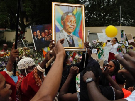 World pays tribute to Mandela