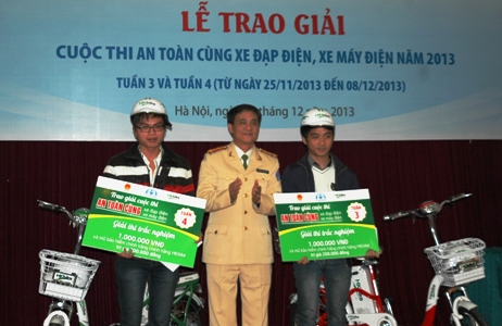 Trao giải cuộc thi “An toàn cùng xe đạp điện, xe máy điện năm 2013”