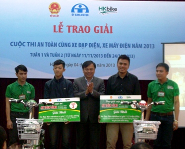 Trao giải cuộc thi “An toàn cùng xe đạp điện, xe máy điện” tuần 1 và tuần 2