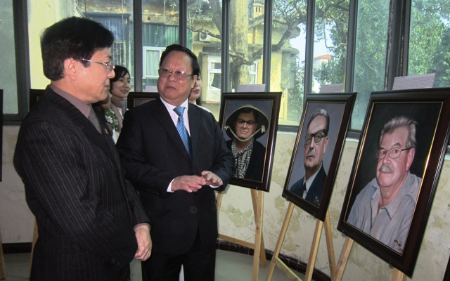 Oil painting exhibition on 30 international contributors to national liberation