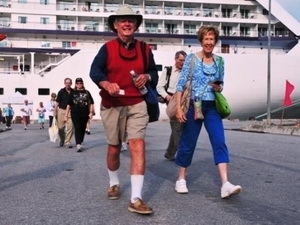 美国七海航海家号国际邮轮抵达越南真云港