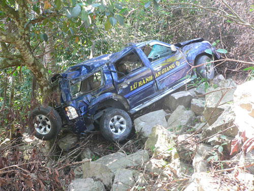 An Giang Xe lữ hành lao xuống chân Núi Cấm, 9 người bị thương