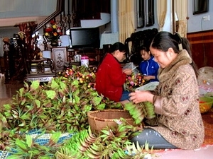Bao Dap silk flower-making village flourishes