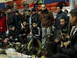 Visitors buy good luck at Vieng market