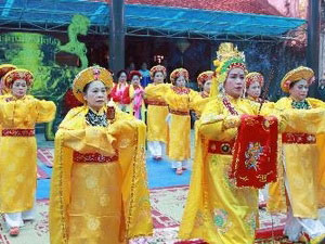 越南太平省陈庙会吸引数千名游客前来观看