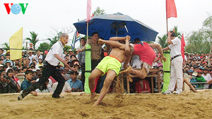 Thua Thien-Hue’s Sinh wrestling festival