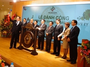 Deputy PM opens securities trading in Hanoi after Tet