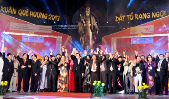 Chương trình giao lưu nghệ thuật “Xuân Quê hương 2013 - Đất Tổ rạng ngời”