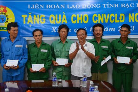 Thăm và tặng quà công nhân viên chức lao động nghèo tỉnh Bạc Liêu