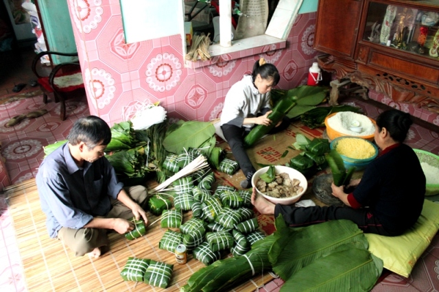 Diem Xuan Chung cake making village