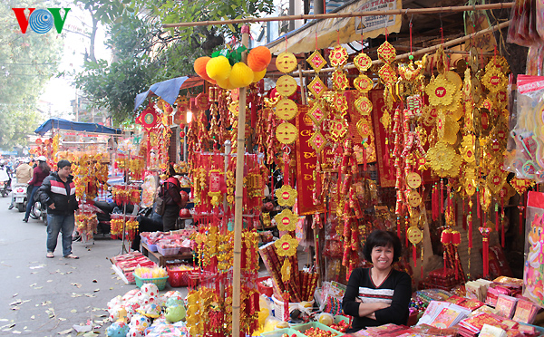 Hang Ma street bustling before Kitchen God Festival