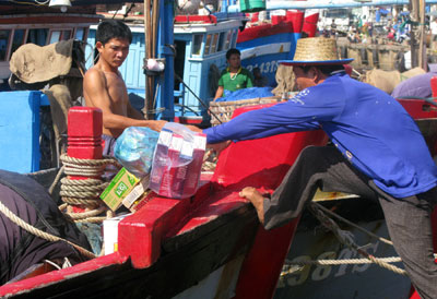 100 tàu cá ra khơi mở biển đầu năm